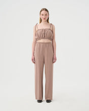 Charger l'image dans la galerie, Pantalon et camisole en lin taupe naturel pour femme. Look de voyage pour femme. Ensemble en lin pour femme.