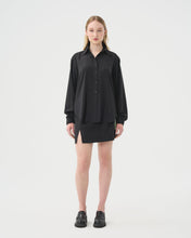 Charger l'image dans la galerie, Chemise masculine ample pour femme. Chemise et jupe noires en Tencel faits au Québec.