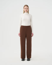 Charger l'image dans la galerie, Chandail Turtleneck blanc ivoire pour femme et pantalon ample brun à taille élastique.