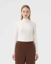Charger l'image dans la galerie, Chandail Turtleneck pour femme blanc ivoire.