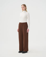 Charger l'image dans la galerie, Turtleneck blanc ivoire pour femme. Look d'automne. Chandail Turtleneck blanc ivoire pour femme et pantalon ample brun à taille élastique.