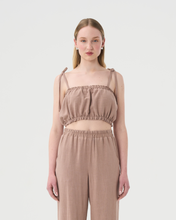 Charger l'image dans la galerie, Haut en lin à bretelles ajustables pour femme de couleur taupe, brun, naturel.