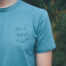 Charger l'image dans la galerie, T-shirt à petite broderie surcyclée humoristique