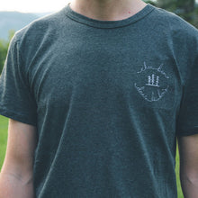 Charger l'image dans la galerie, T-shirt à petite broderie surcyclée humoristique