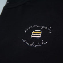 Charger l'image dans la galerie, T-shirt à petite broderie surcyclée humoristique