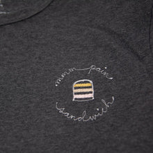 Charger l'image dans la galerie, T-shirt à petite broderie surcyclée humoristique