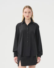 Charger l&#39;image dans la galerie, Chemise ample noire masculine pour femme. Chemise en Tencel fait au Québec.
