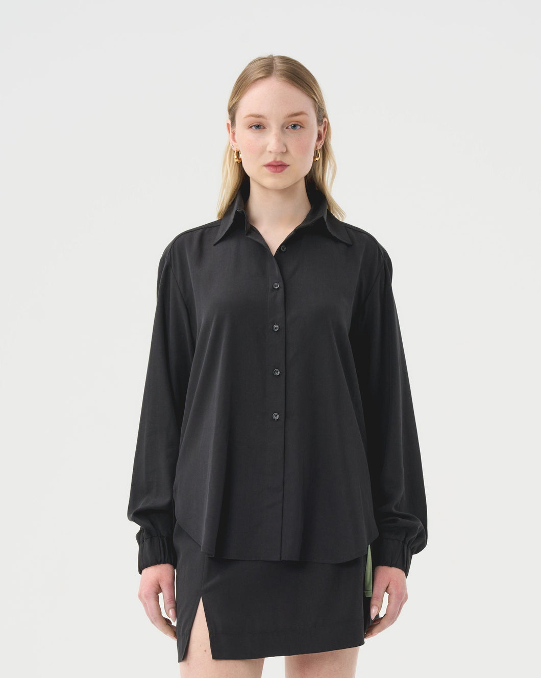 Chemise ample noire masculine pour femme. Chemise en Tencel fait au Québec.