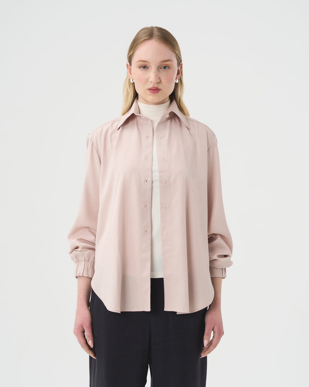 Chemise masculine ample pour femme de couleur blanc rosé. Fait au Québec. 