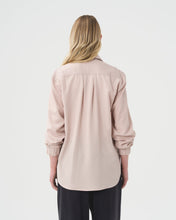 Charger l&#39;image dans la galerie, Chemise masculine ample oversize pour femme. Fait au Québec.
