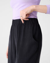 Charger l&#39;image dans la galerie, Wide black pants with elastic waistband for women.
