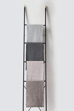 Charger l&#39;image dans la galerie, Écharpe ESSENTIELLE en laine mérinos extra fine, gris clair
