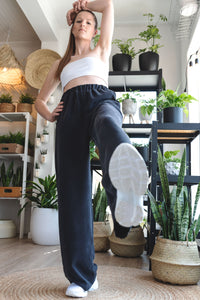 Silhouette Claudie. Le pantalon le plus doux et confortable. Avec sa coupe ample et sa texture riche, il est parfait dans un look classique ou décontracté. 
